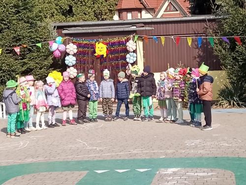 Mali posłańcy wiosny z kolorowymi atrybutami