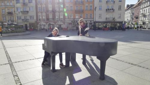 Marta Wojtko daje koncert przed ratuszem