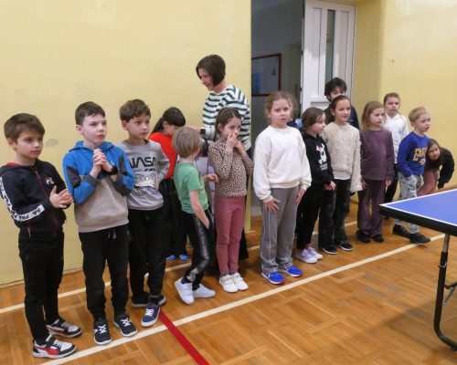 Młodzi adepci tenisa stołowego