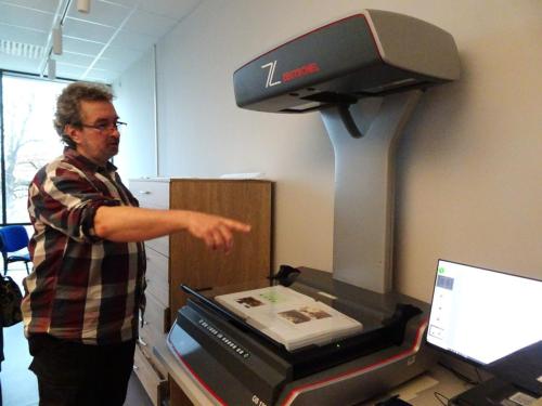 Pan Andrzej Przewoźny pokazuje pracę kopiarki, dzięki której możemy te stare księgi oglądać i czytać w komputerze.