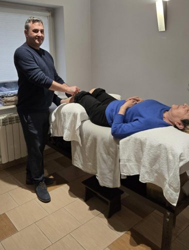 Pan Karl wykonuje zabieg akupunktury