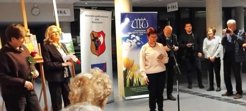 Pani wiceprezes UTW Barbara Szarszewska podziękowała za zorganizowanie pleneru, wystawy oraz wyraziła uznanie dla wykonawczyń tych obrazów