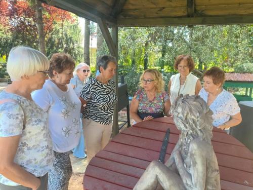 Podziwiamy rzeźby ogrodowe