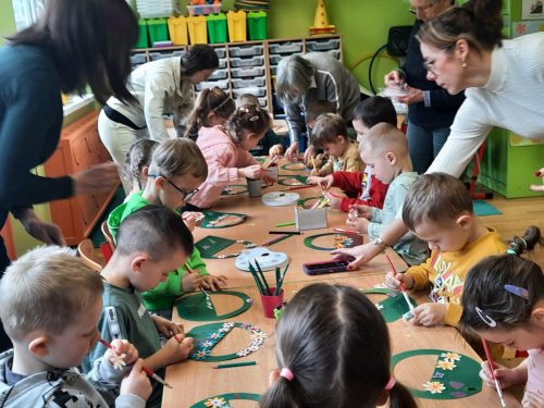 Praca przy wspólnym stole sprawiała maluchom wiele radości