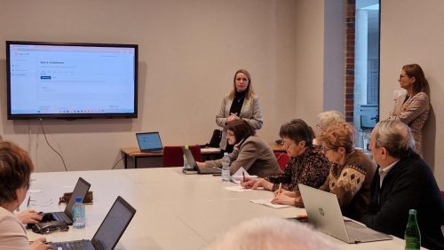 Prelegentka przedstawia etapy rozliczania e-Pitu