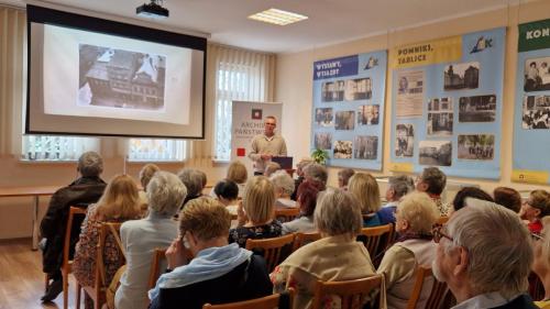 Prezentacja historii południowej pierzei Rynku - narożnikowy budynek dawniej