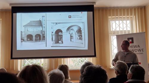 Prezentacja historii południowej pierzei Rynku - narożnikowy budynek dziś