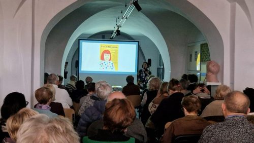 Prowadząca Aleksandra Pruska przedstawia temat wykładu