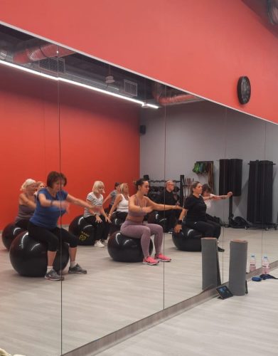 Przebieg ćwiczenia kontrolujemy w lustrze.