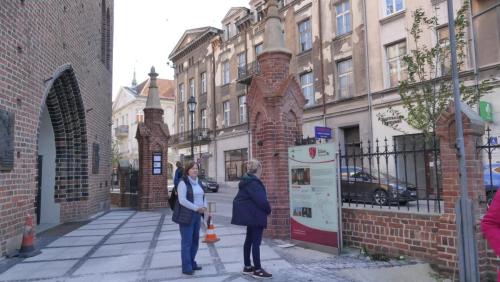 Przed katedrą św. Mikołaja Biskupa