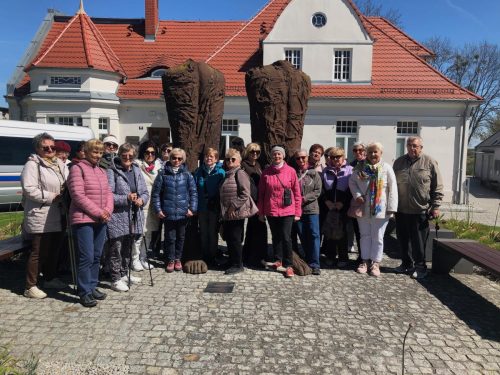 Przed budynkiem muzeum i rzeźbami Magdaleny Abakanowicz
