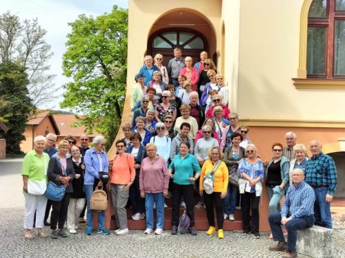 Przed dworem w Dolsku - Willa Natura, przepięknie położona nad jeziorem