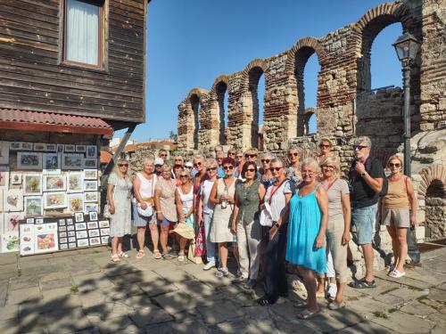 Przed ruinami największej cerki św. Sophii w Nessebarze