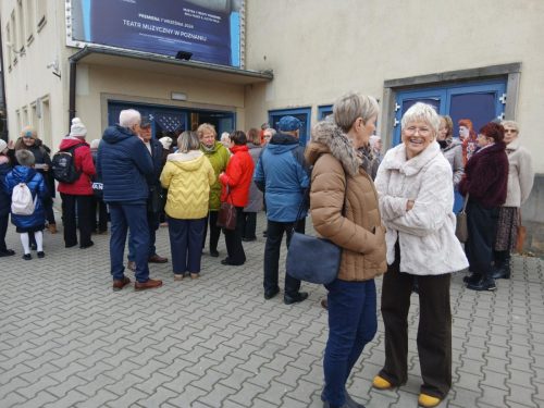 Przed wejściem do Teatru Muzycznego