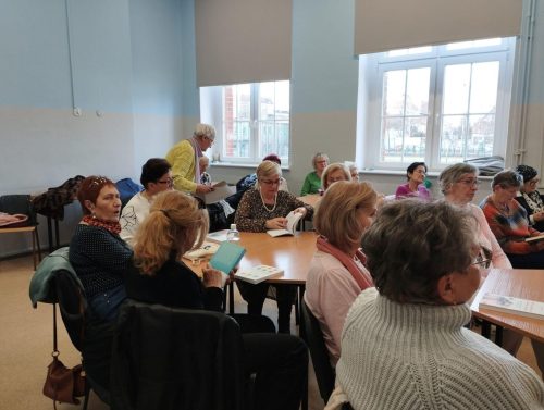 Słuchacze w skupieniu słuchają ciekawego wykładu