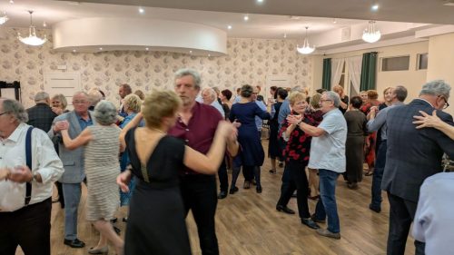 Roztańczeni uczestnicy