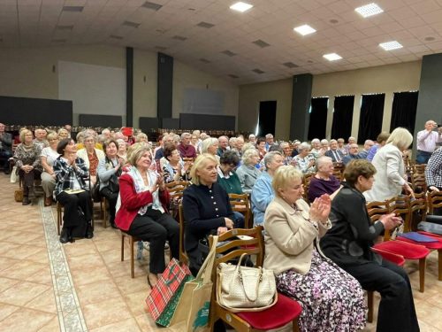 Słuchacze UTW uczestniczący w walnym zebraniu