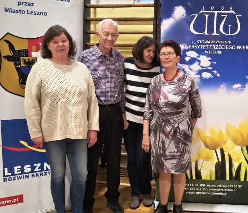 Sportowców przywitali wice prezes UTW B. Szarszewska, dyrektorka szkoły Honorata Hyżyk, instruktor tenisa stołowego Tadeusz Skibiński i Jolanta Pawlicka koordynatorka współpracy międzypokoleniowej