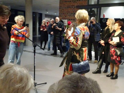 Symboliczna różyczka dla autorek prac malarskich