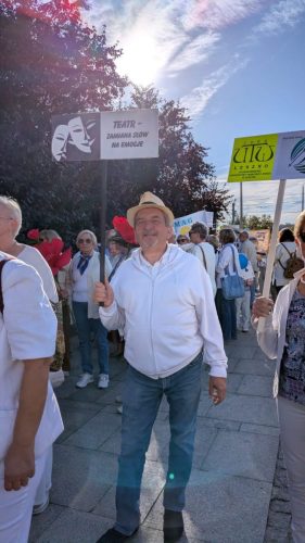  Teatrzyk przy stoliku też uczestniczy w paradzie