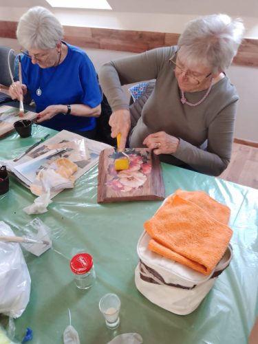 Tupowanie farbami i lakierowanie