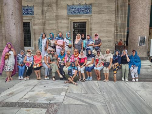 Przed meczetem Sulejmana Wielkiego