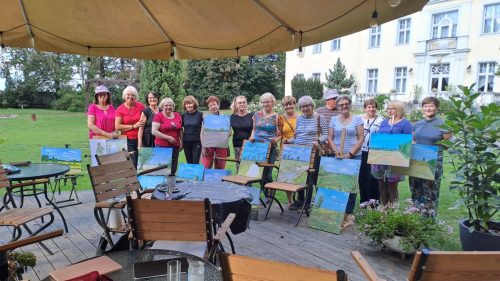 Uczestnicy pleneru ze swoimi pracami