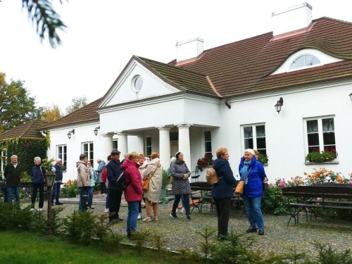 Uczestnicy udają się na zwiedzanie skansenu