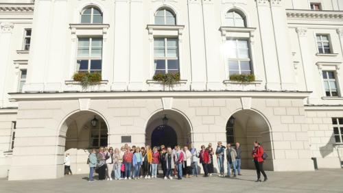 Uczestnicy wycieczki przed ratuszem w Kaliszu