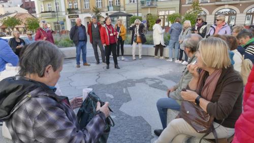 Uczestnicy wycieczki rozpoczynają zwiedzanie starówki Kalisza