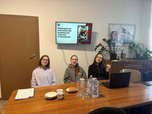 Uczestniczki projektu Przyjaciel seniora-uczennice kl IIF LO nr 2 w Lesznie