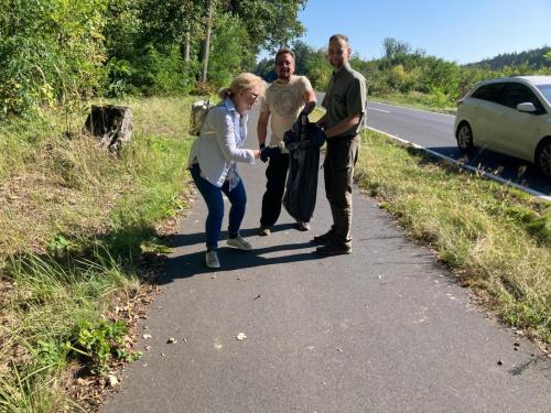 W lesie można znaleść dużo śmieci