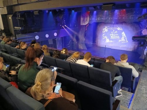 Widok na scenę z balkonu teatru