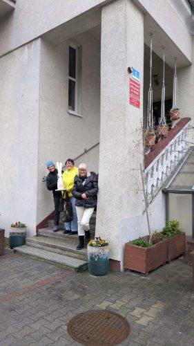 Wolontariuszki przed DPS na ul.Korczaka