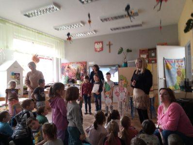 Wręczenie dyplomów uczestnictwa przedstawicielom poszczególnych grup