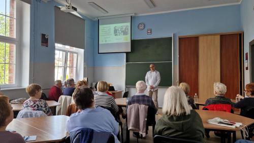 Wsłuchani w słowa mówcy