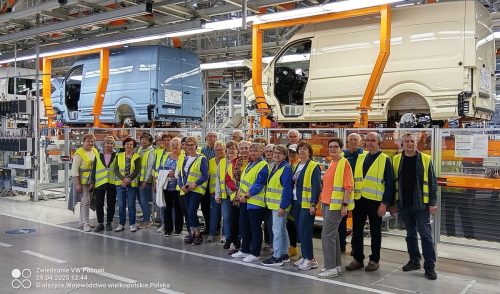 Wspólna fotka z linią produkcyjną w tle