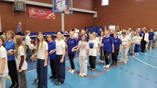 Wspólny polonez zakończył zmagania sportowe .