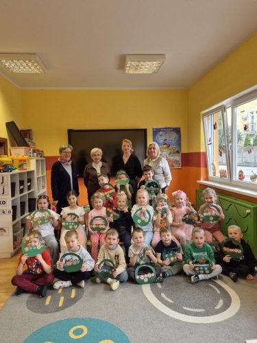 Wychowawczyni , Maria, Teresa i Barbara z grupą Kaczuszek prezentującą swoje wiosenne koszyczki