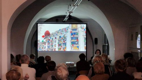 Yayoi zdobi kolorowymi groszkami fasadę domu mody - instalacja