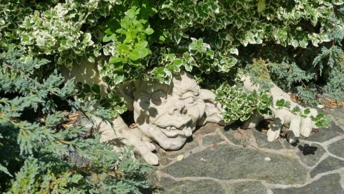 Z pięknej zieleni wynurza się okropny gnom