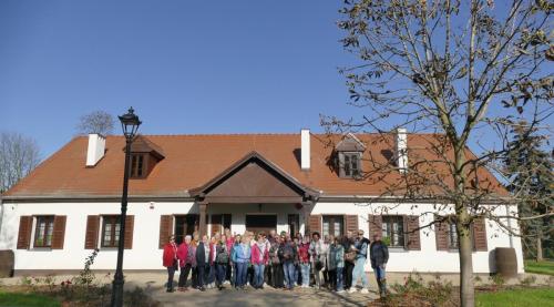 Zdjęcie grupowe przed dworkiem Marii Dąbrowskiej w Russowie. Oddział Muzeum Okręgowego Ziemi Kaliskiej