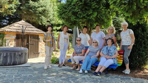 Zdjęcie na tle malowniczego ogrodu