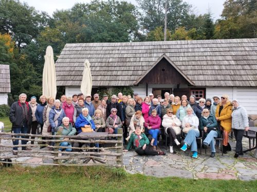 Zdjęcie zbiorowe uczestników wykładu wyjazdowego do Cichowa