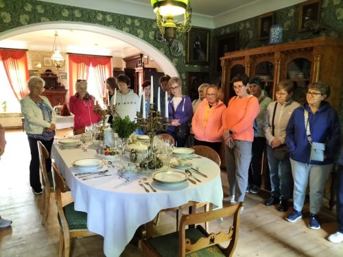 Zwiedzamy salon-jadalnię dworu w Koszutach - Muzeum Ziemi Średzkiej