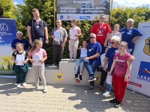 Zwycięzcy z medalami i dyplomami
