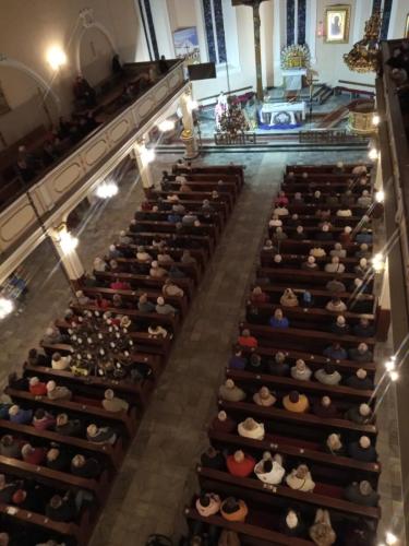 Chór w kościele podczas Mszy Świętej w Kościele pw. Św. Jana Chrzciciela w Lesznie