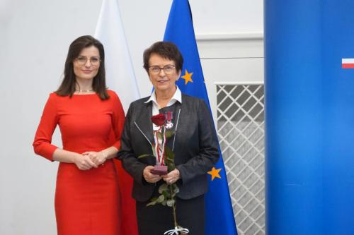 Laureatka Srebrnego Krzyża Zasługi kol. Barbara Szarszewska z wojewodziną Agatą Sobczyk w WUW
