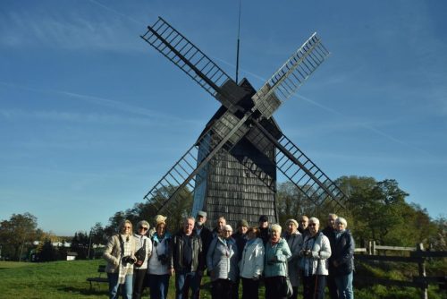 Sekcja Fotograficzna przed wiatrakiem