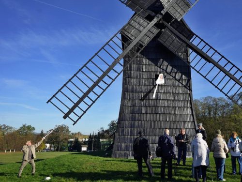 Z przewodnikiem, w tle nasz dzielny Leszek walczy z wiatrakami
